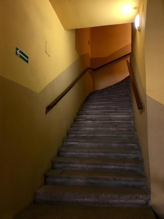 Real Vip Hostel Краков Экстерьер фото