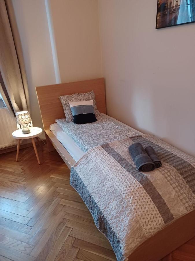 Real Vip Hostel Краков Экстерьер фото